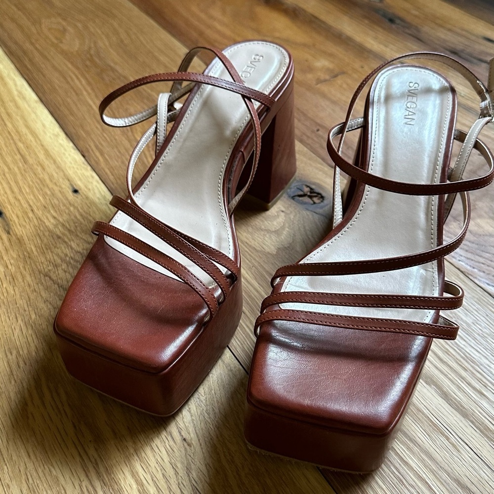 ALOHAS Brown Platform Shoes with Square Toe Design